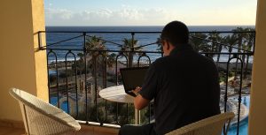 Magnus Bråth skriver om sökmotoroptimering på en balkong på Malta